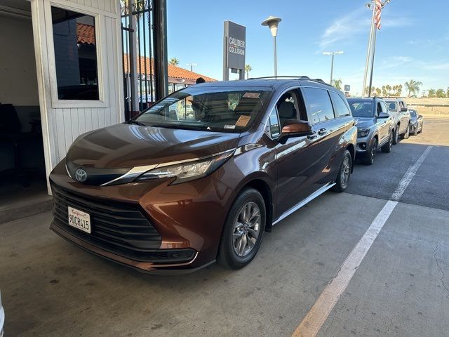 2022 Toyota Sienna LE