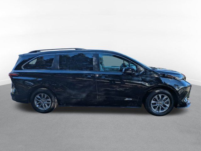 2022 Toyota Sienna LE