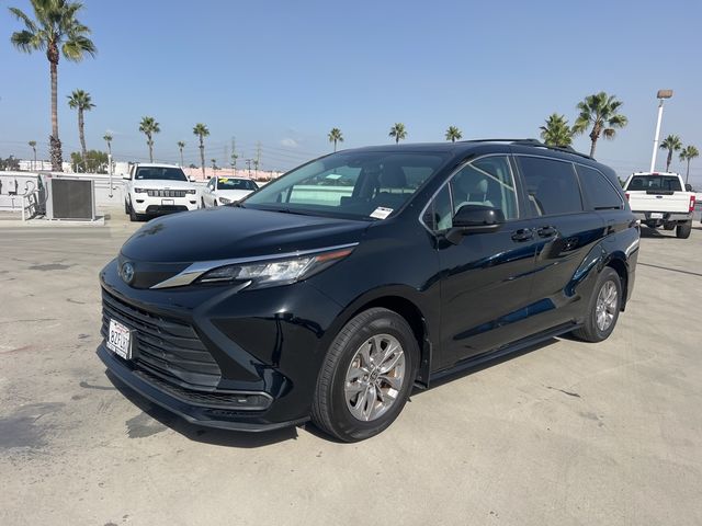 2022 Toyota Sienna LE