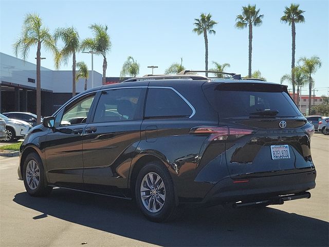 2022 Toyota Sienna LE