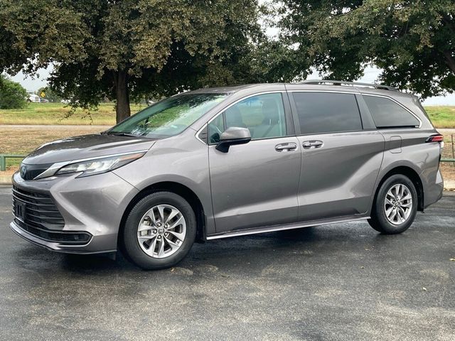 2022 Toyota Sienna LE