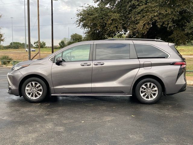 2022 Toyota Sienna LE