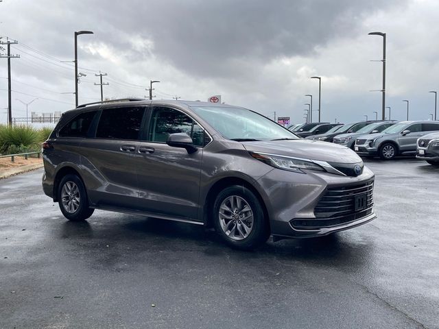 2022 Toyota Sienna LE