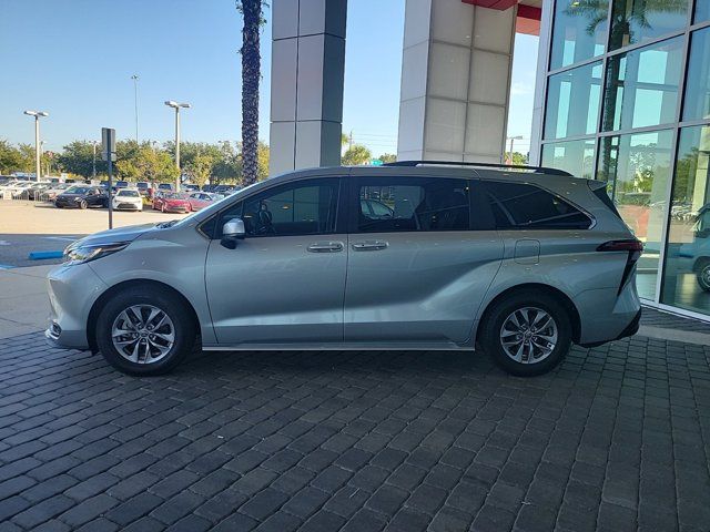 2022 Toyota Sienna LE