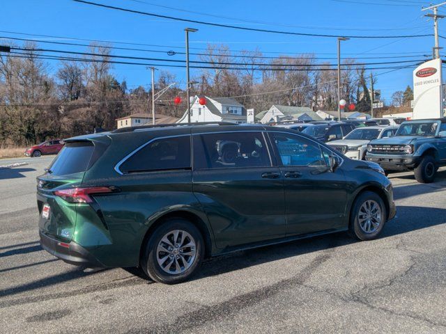 2022 Toyota Sienna LE