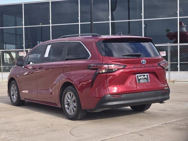 2022 Toyota Sienna LE