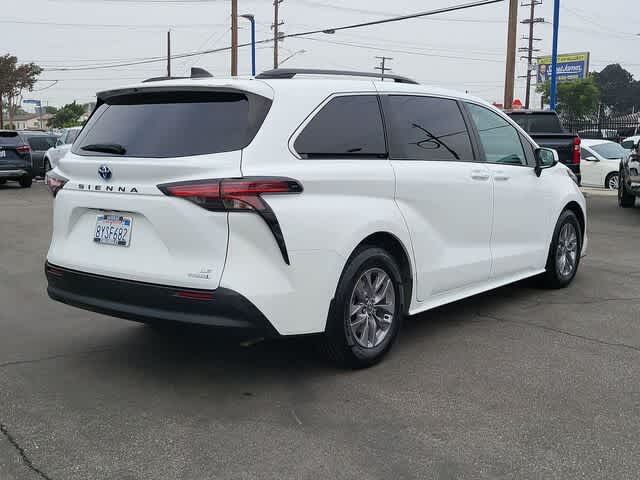 2022 Toyota Sienna LE