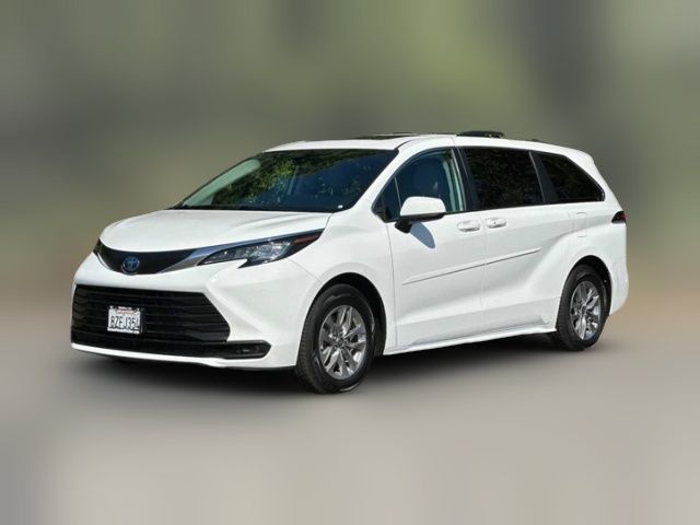 2022 Toyota Sienna LE