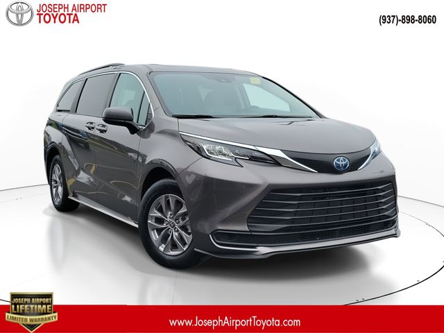 2022 Toyota Sienna LE