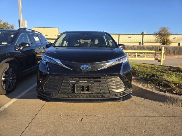 2022 Toyota Sienna LE