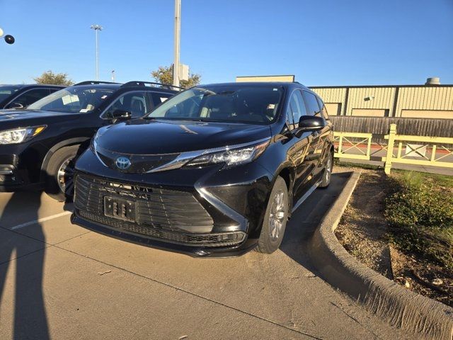 2022 Toyota Sienna LE