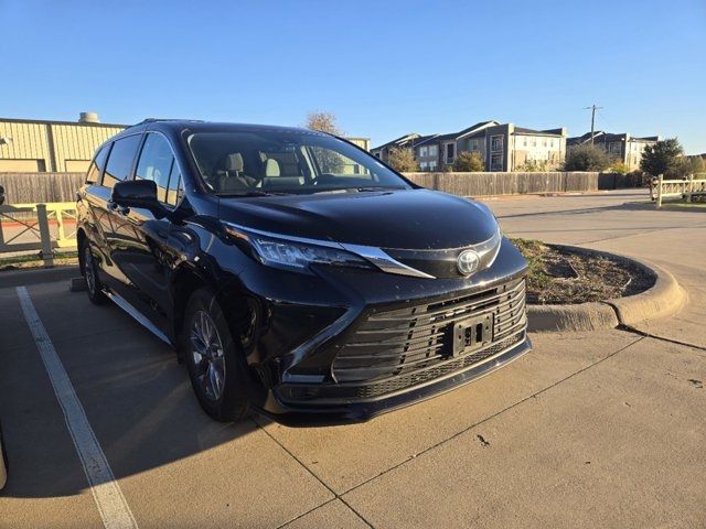 2022 Toyota Sienna LE