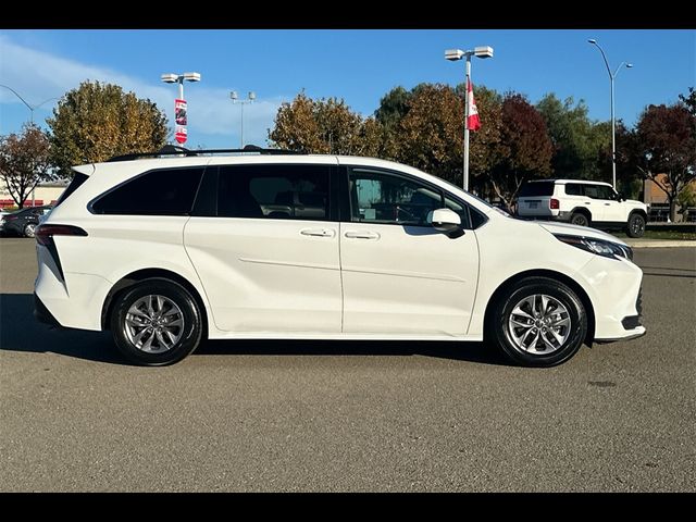 2022 Toyota Sienna LE