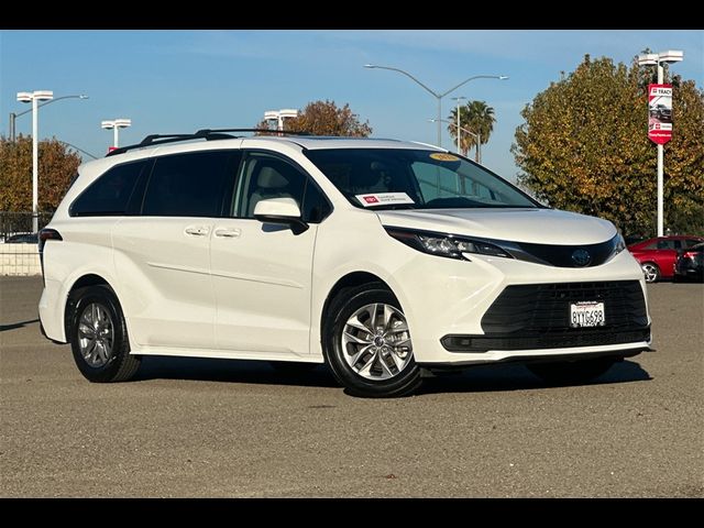 2022 Toyota Sienna LE