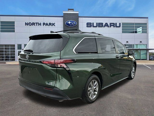 2022 Toyota Sienna LE