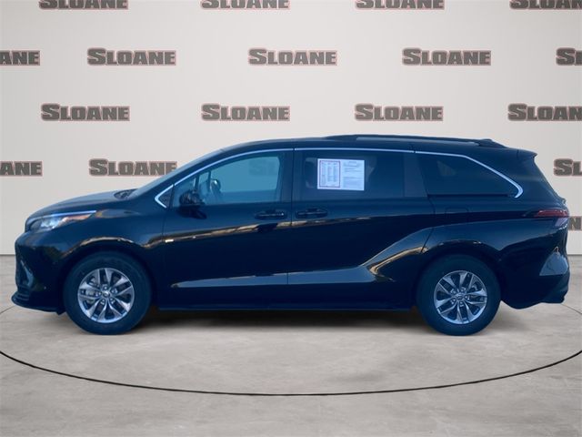 2022 Toyota Sienna LE