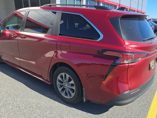 2022 Toyota Sienna LE