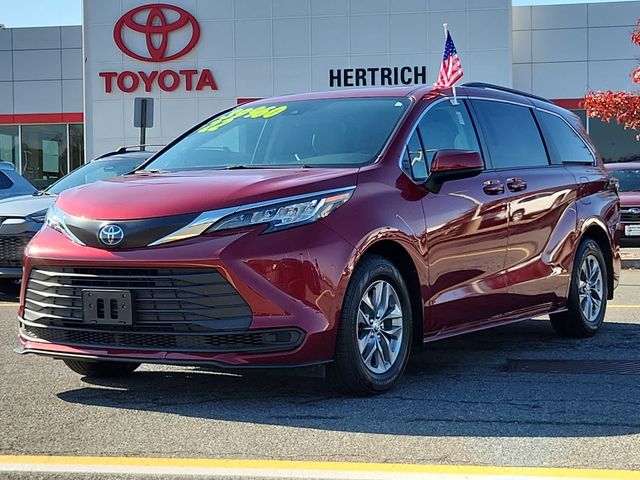 2022 Toyota Sienna LE