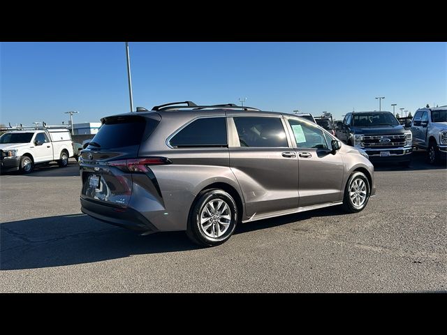 2022 Toyota Sienna LE