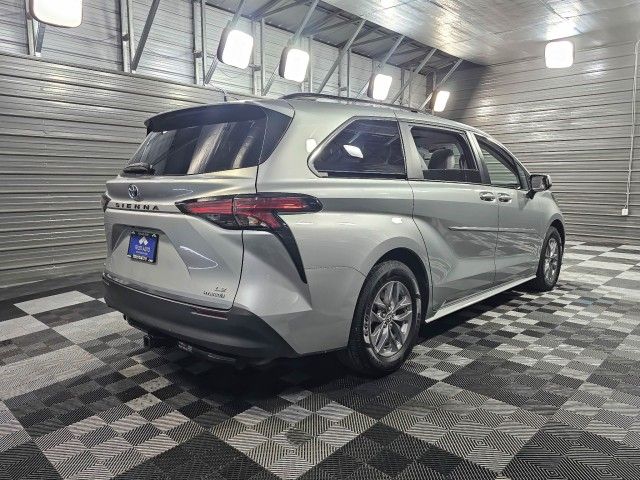 2022 Toyota Sienna LE