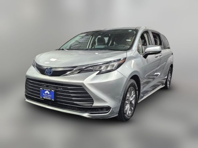 2022 Toyota Sienna LE