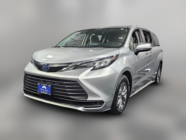 2022 Toyota Sienna LE