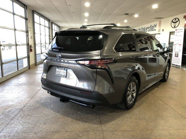 2022 Toyota Sienna LE