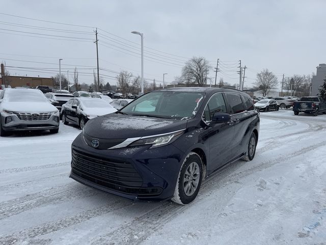 2022 Toyota Sienna LE