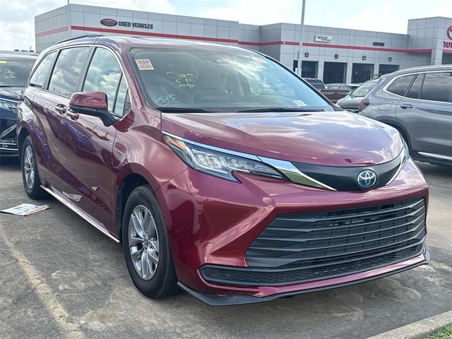 2022 Toyota Sienna LE