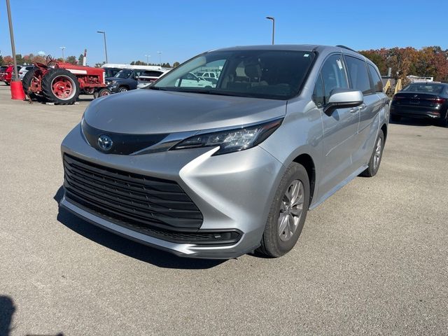 2022 Toyota Sienna LE