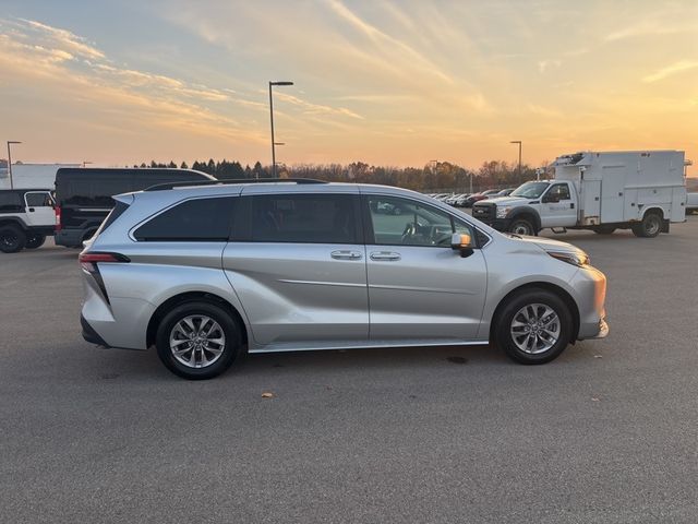 2022 Toyota Sienna LE