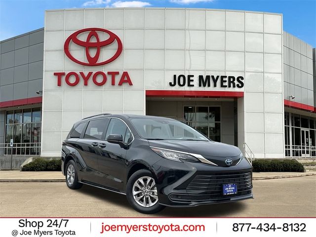 2022 Toyota Sienna LE