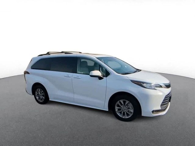 2022 Toyota Sienna LE