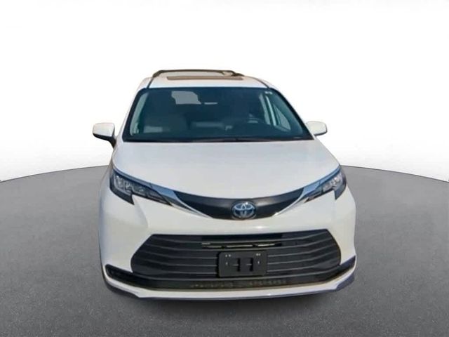 2022 Toyota Sienna LE