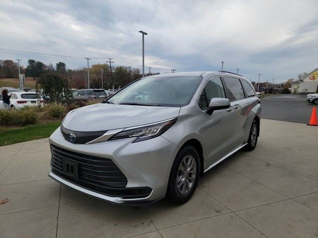 2022 Toyota Sienna LE