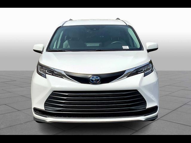 2022 Toyota Sienna LE