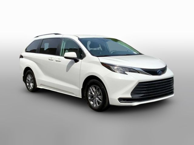 2022 Toyota Sienna LE