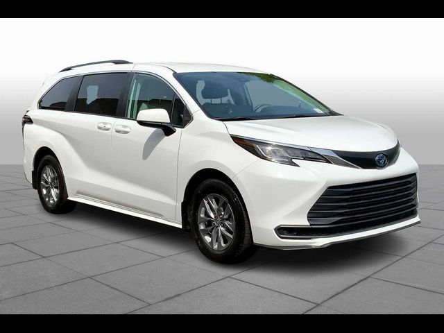 2022 Toyota Sienna LE