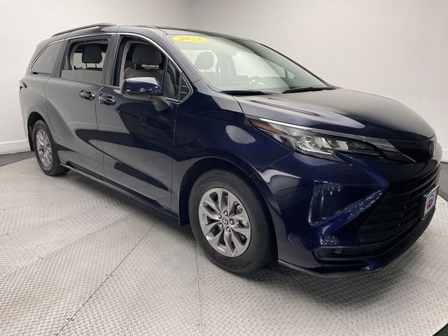 2022 Toyota Sienna LE