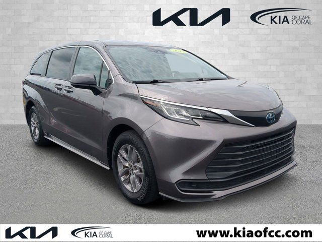 2022 Toyota Sienna LE