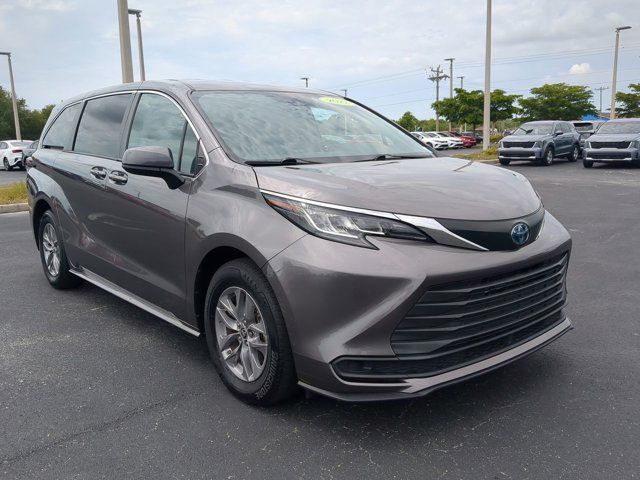 2022 Toyota Sienna LE