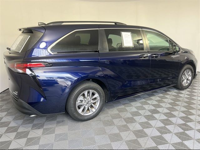 2022 Toyota Sienna LE