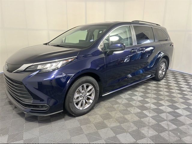 2022 Toyota Sienna LE