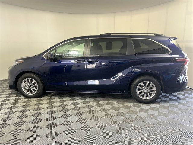 2022 Toyota Sienna LE