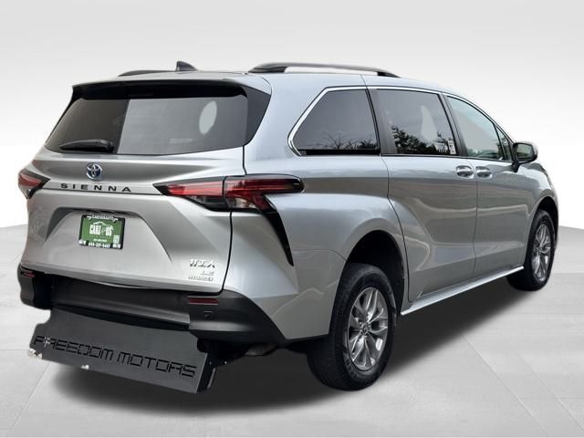 2022 Toyota Sienna LE