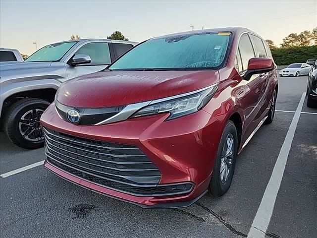 2022 Toyota Sienna LE