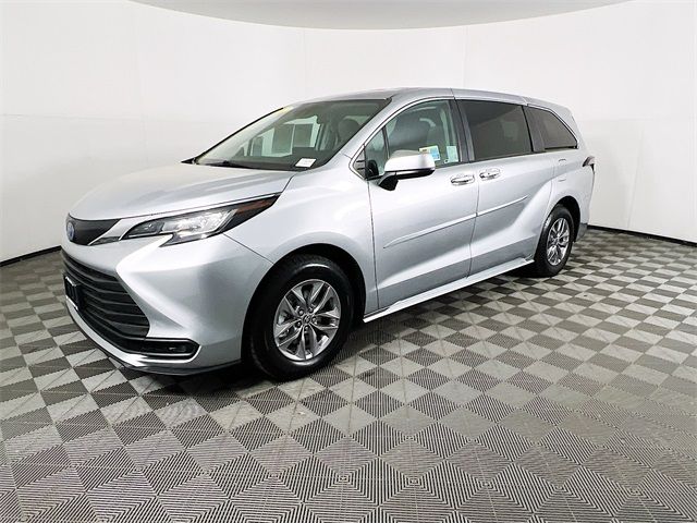 2022 Toyota Sienna LE