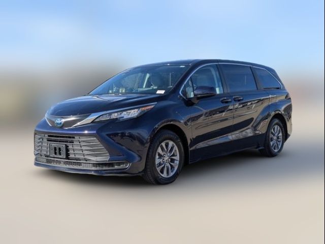 2022 Toyota Sienna LE