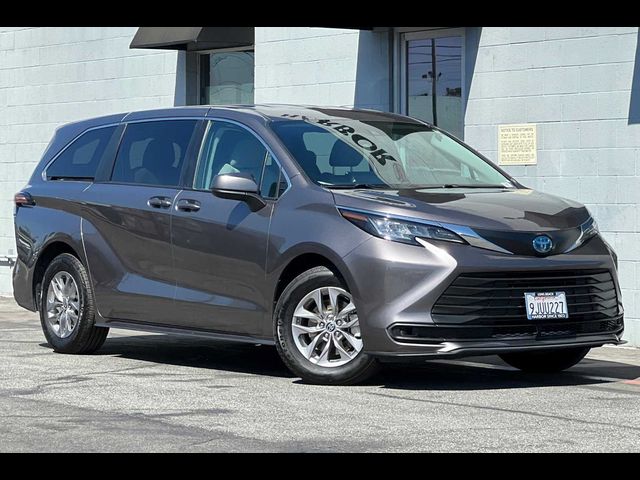 2022 Toyota Sienna LE