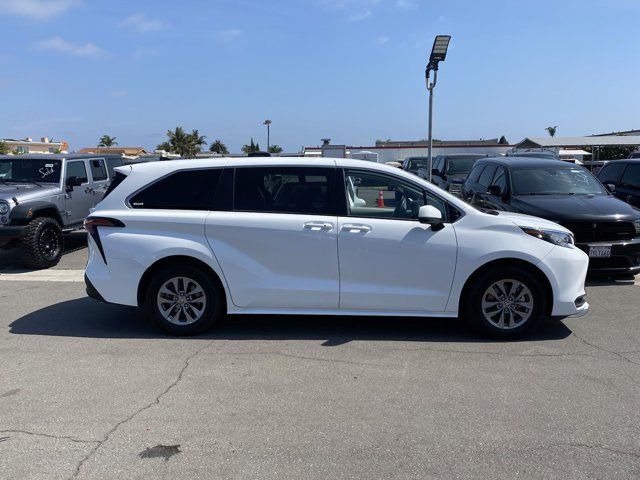 2022 Toyota Sienna LE